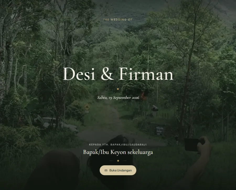 Tampilan undangan pernikahan Desi & Firman di layar laptop — latar hutan tropis yang elegan